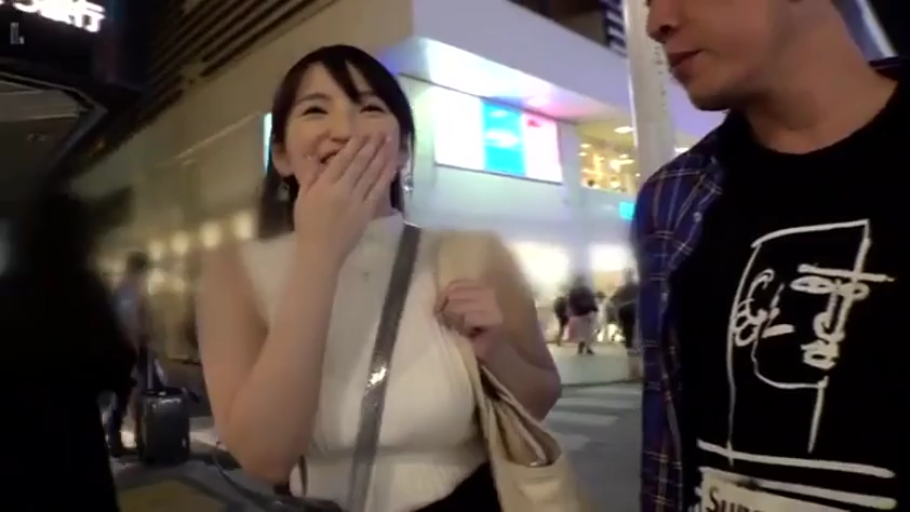 全身 · 粉色内裤 · 羞涩 · 货架 · 暴露 · 职场制服 · 储物间 · 站立撩裙