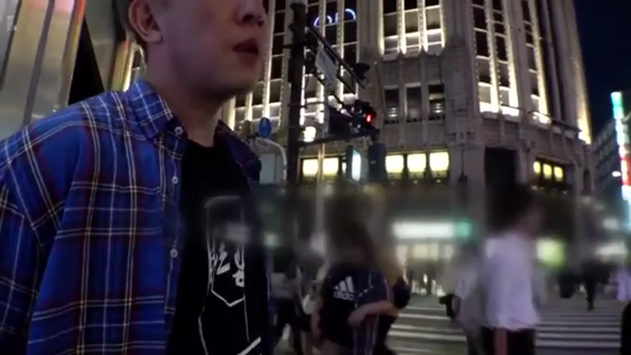 Stand · Medium shot · 自然 · Plaid shirt · 街头 · 环顾 · 夜景风格