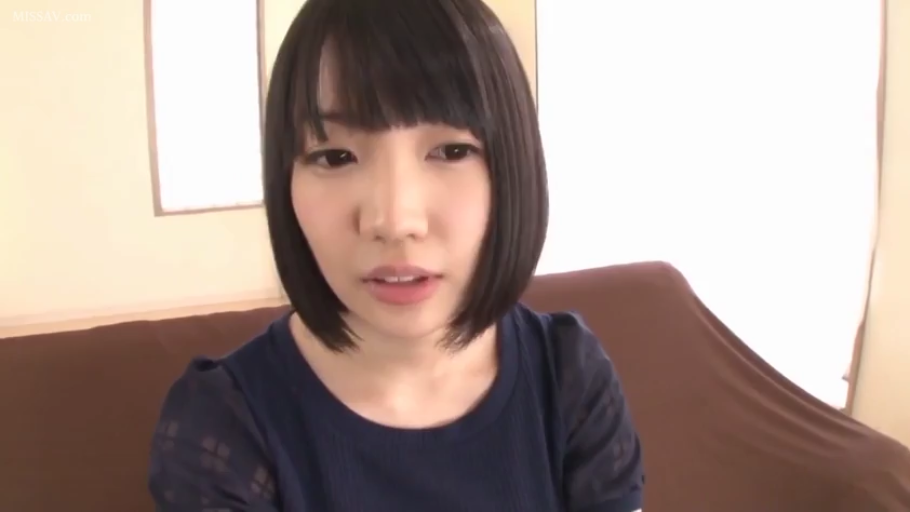 室内 · 坐姿 · 脸部特写 · 自然 · 凝视 · 短发 · 蓝色短袖