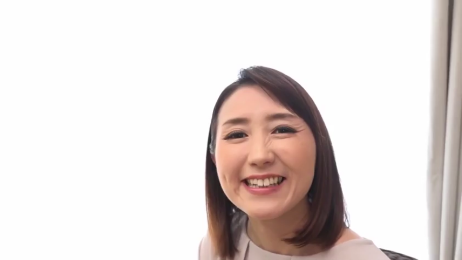 白墙 · 微笑 · 面部特写 · 灿烂 · 浅色上衣 · 高亮背景 · 正面迎向镜头