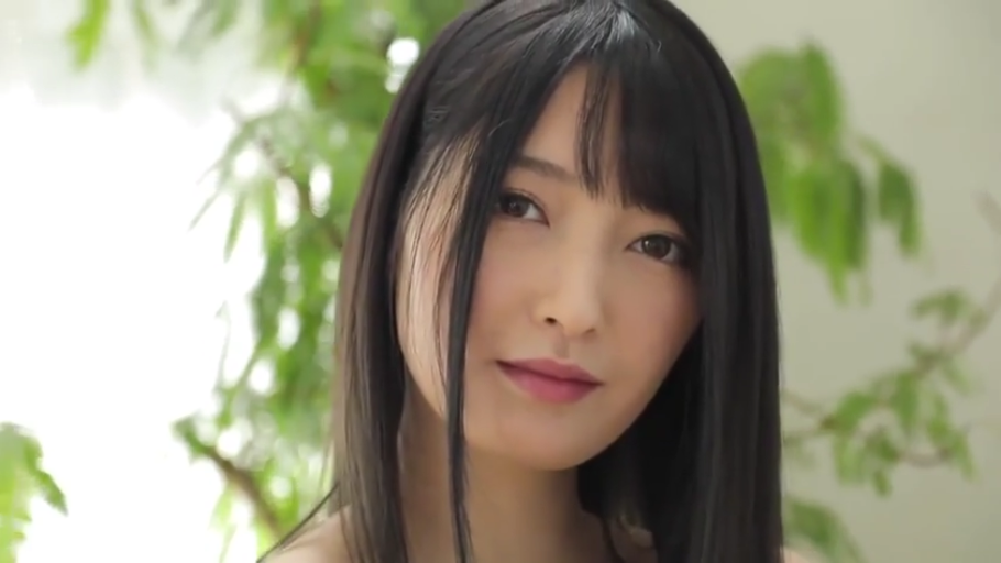 Indoor · 单人 · Close-up of the face · Stare · 温柔 · 侧头 · 裸肩 · 植物