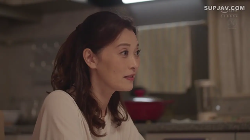 平静 · 休闲装 · 居家 · 特写 · 厨房 · 侧脸 · 张望 · 厨具