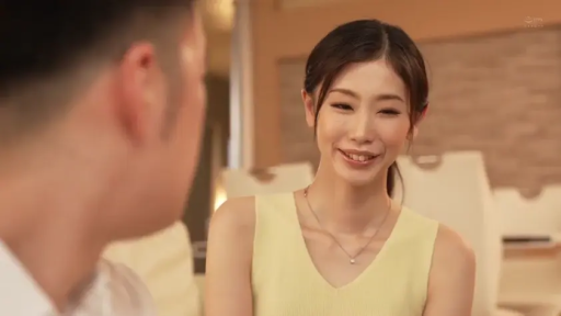 室内 · 坐姿 · 交谈 · 微笑 · 半身特写 · 黄色无袖上衣