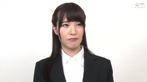 黑色西装 · 半身特写 · 长发 · 站立姿势 · 注视行为 · 室内白墙 · 平静表情