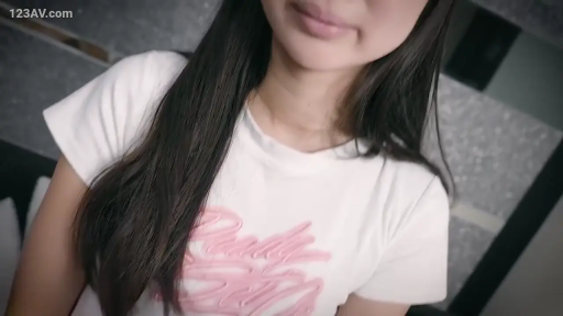 室内 · 坐姿 · 微笑 · 生活照 · 白色T恤 · 拍照 · 锁骨