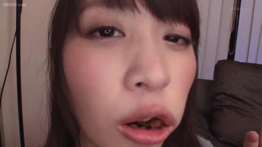 室内 · 俯身 · 脸部特写 · 红色上衣