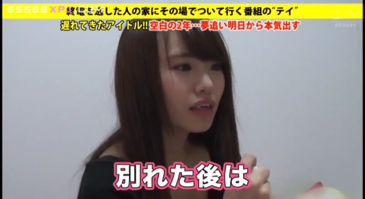 室内 · 坐姿 · 面部 · 字幕 · 平静 · 访谈 · 黑色上衣