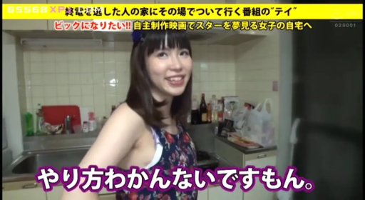 Stand · Smile · Facing the camera · Half-body · Kitchen · 厨具 · 素人风 · 碎花吊带