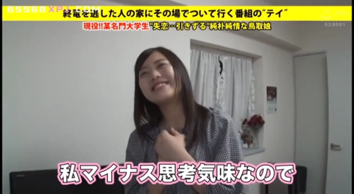 室内 · 交谈 · 站立 · 中景 · 微笑 · 素人 · 格纹上衣