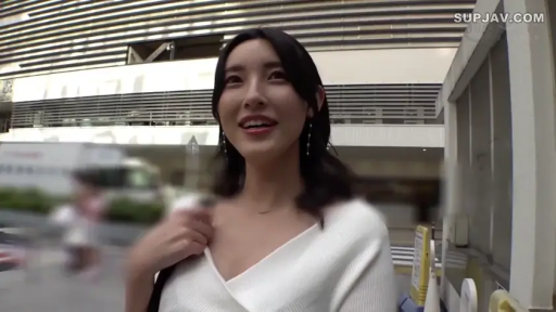 胸部 · 站立 · 微笑 · 行走 · 户外街道 · 耳饰 · 白色V领毛衣 · 外景采访