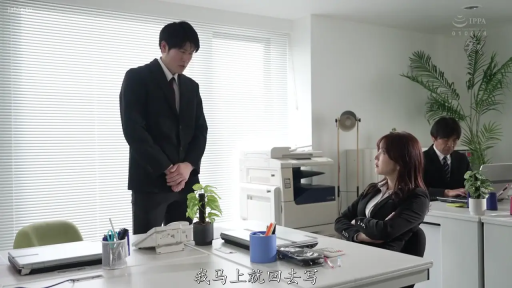 严肃 · 职业西装 · 办公室 · 全景 · 职场 · 办公设备 · 一站一坐 · 职场交流