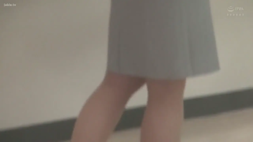 教室 · 集中 · 站立 · 半身 · 白板 · 讲课 · 深色短袖 · 数学公式