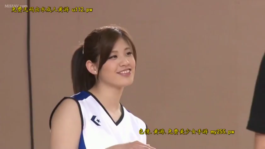 室内 · 半身 · 交流 · 清纯 · 甜美微笑 · 侧身站立 · 篮球服