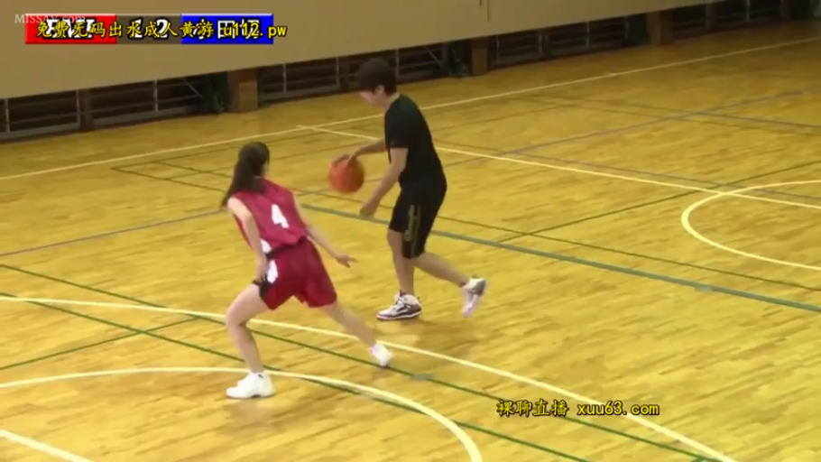 集中 · 全景 · バスケットボール · 运动装 · 打篮球 · 运动姿态 · 室内篮球场