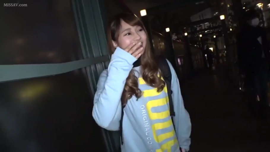 面部 · 站立 · 街道 · 害羞 · 背包 · 笑い · 卫衣 · 夜晚