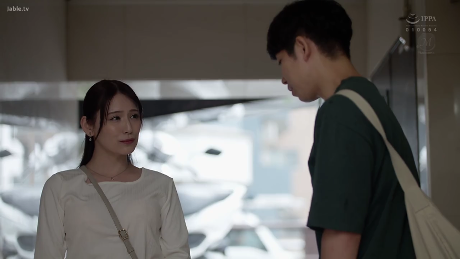 站立 · 半身特写 · 雨伞 · 品牌标识 · 腼腆 · 休闲便服 · 建筑入口 · 会面