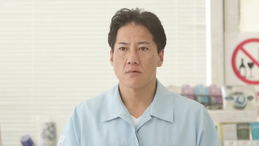 室内 · 严肃 · 面部特写 · 注视 · 正面站立 · 浅蓝色工装