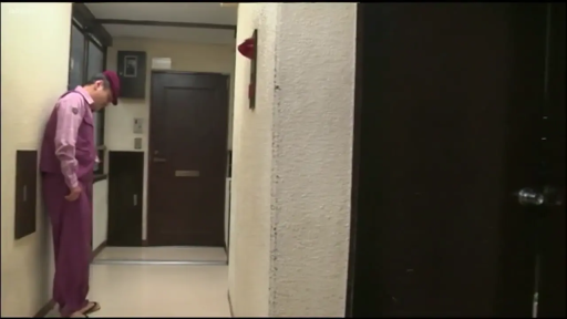 站立 · 远景 · 走廊 · 紫色制服