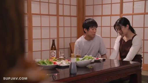 坐姿 · 用餐 · 羞涩 · 中景 · 餐具 · 餐厅 · 围裙