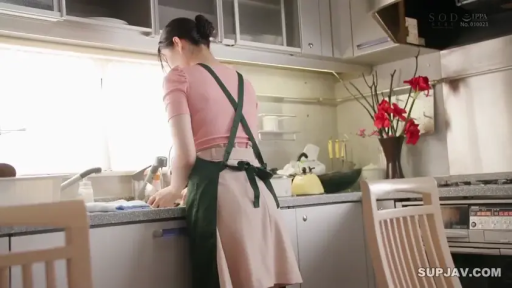 面部特写 · 侧卧姿势 · 室内暗光 · 极度兴奋 · 张嘴大笑 · 格纹内衣 · 紫色霓虹灯效