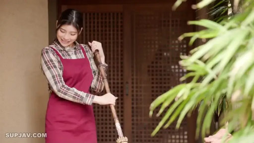 站姿 · 微笑 · 半身 · 居家 · 围裙 · 扫帚 · 打扫 · 和式庭院