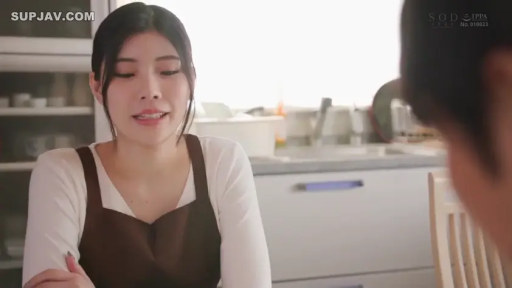 坐姿 · 交谈 · 中景 · 微笑 · 厨房 · 围裙 · 桌椅