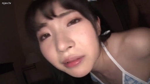 室内 · 忧郁 · 脸部 · 注视 · 大特写 · 前倾 · 吊带