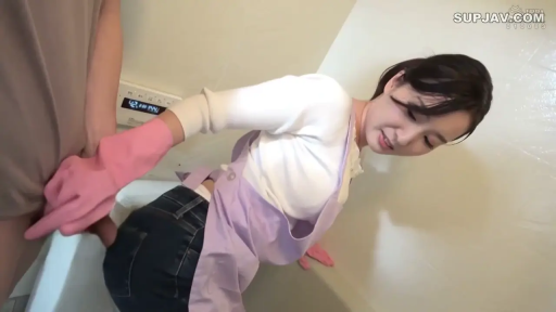 家政 · 洗衣房 · 中景 · 紫色围裙 · 挣扎 · 弯腰俯身 · 后入式性行为 · 粉色橡胶手套