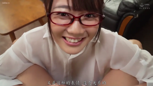 客厅 · 茶几 · 蹲姿 · 注视 · 面部特写 · 透视感 · 灿烂笑容 · 红色镜框眼镜