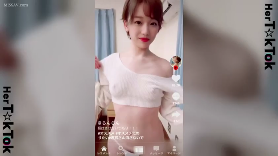 室内 · 站姿 · 微笑 · 半身 · 展示身材 · 激凸 · 露肩短毛衣