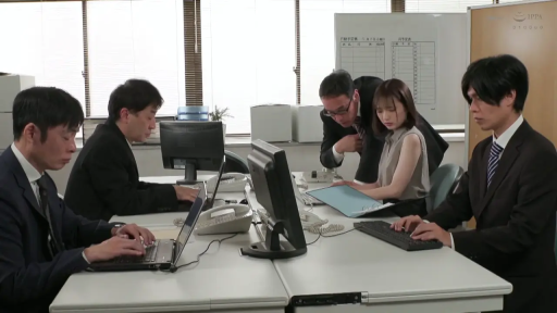 专注 · 办公室 · 电脑 · 职业装 · 办公 · 全景特写 · 办公坐姿 · 职场群像