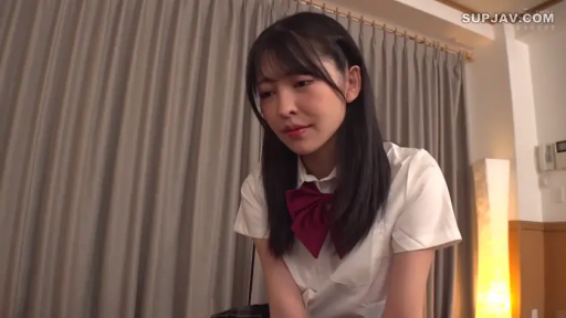 坐姿 · 中景 · 微笑 · 房间 · 窗帘 · 俯首 · 柔和光线 · 日式校服