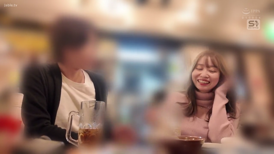 坐姿 · 中景 · 约会 · 啤酒杯 · 笑容 · 居酒屋 · 粉色毛衣 · 喝酒聊天