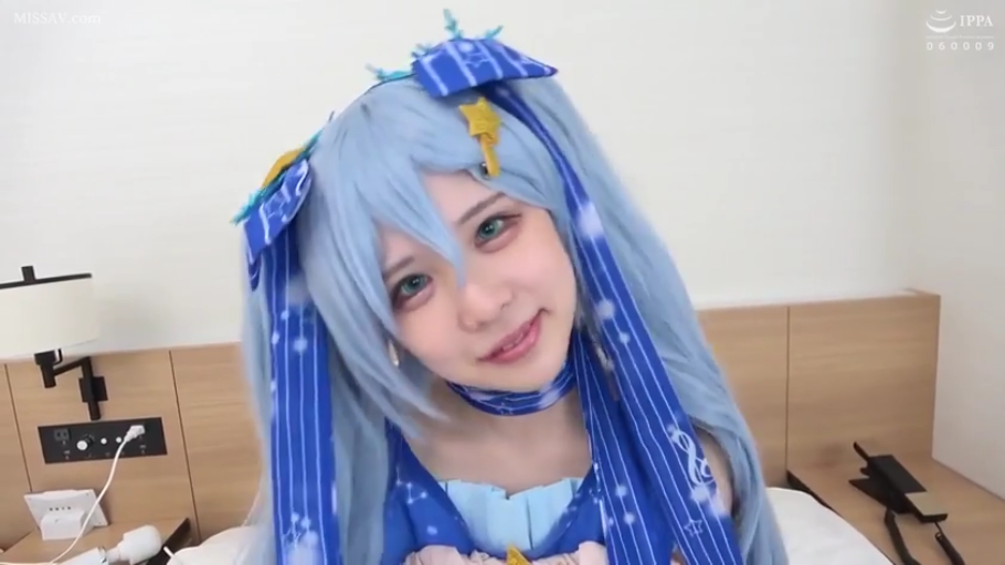 卧室 · 微笑 · 面部特写 · 长发 · 看向镜头 · 身体前倾 · 假发 · 角色扮演服