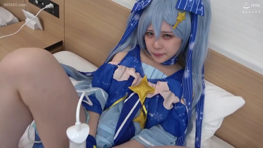 角色扮演 · 卧室 · 迷离 · 中景 · 自慰 · 仰卧 · 按摩器 · 蓝色Cosplay服