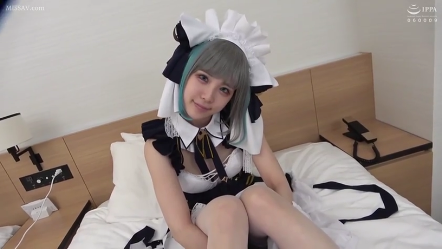 坐姿 · 脸部 · 角色扮演 · 卧室 · 微笑 · 床 · 注视 · 女仆装