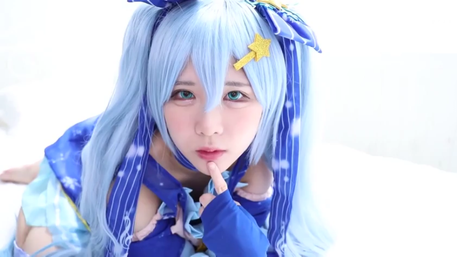 室内 · 身をかがめる · 迷離 · 顔のクローズアップ · 角色扮演服 · 手指抵唇 · 蓝发 · 发卡