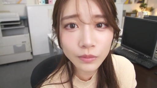 身をかがめる · 集中 · 顔部のクローズアップ · 办公室 · パソコン · ニットセーター · OL · レンズを見つめて