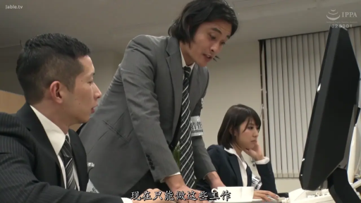 严肃 · 办公室 · 中景 · 站姿 · 电脑 · 办公 · 西装 · 职业感