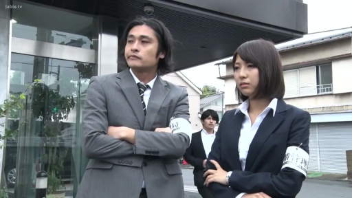 严肃 · 站立 · 中景 · 剧情 · 户外 · 西装 · 抱胸 · 臂章