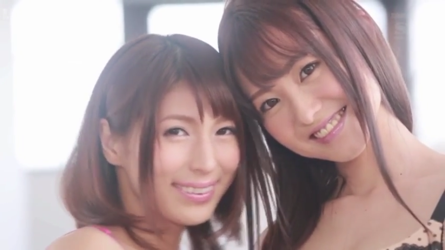 Indoor · Close-up of the face · Smile · Facing the camera · 内衣 · 双人 · 相互依偎