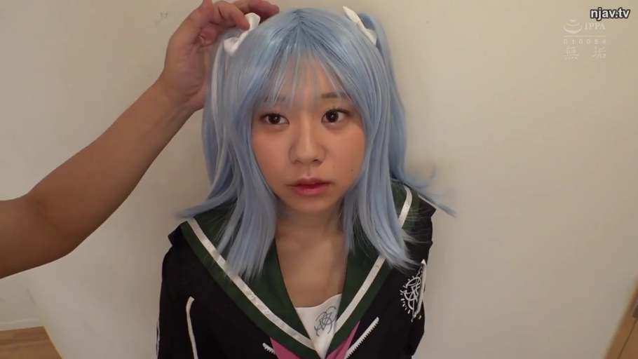 室内 · 面部 · 角色扮演 · 站立 · 呆滞 · 假发 · 蓝色假发 · 被摸头