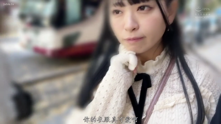 忧郁 · 脸部特写 · 挎包 · 托腮 · 户外街道 · 倾听 · 白色蕾丝毛衣