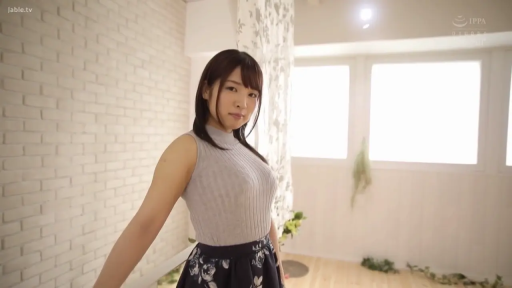 室内 · 站姿 · 自然 · 半身 · 注视镜头 · アジア人女性 · 无袖高领针织衫