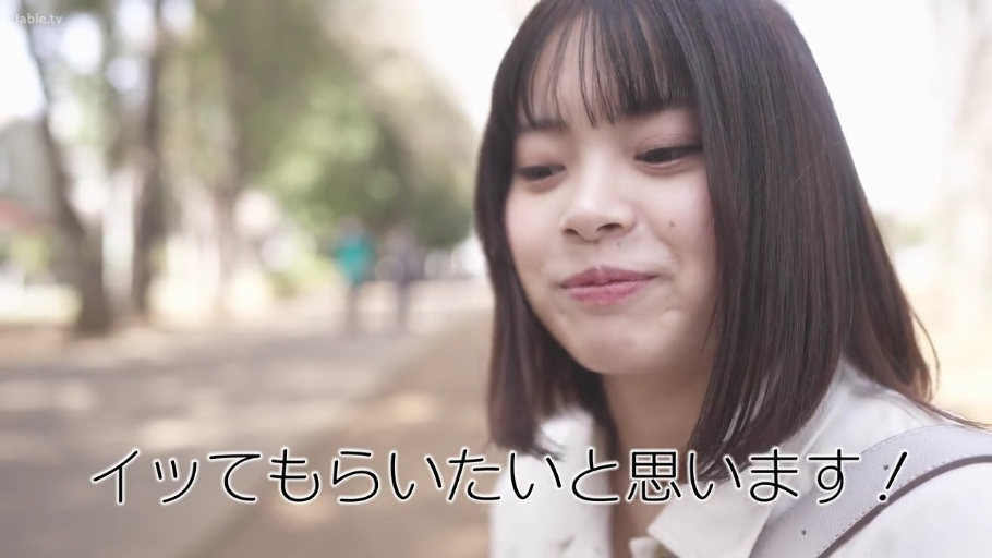 臉部特寫 · 白色襯衫 · 谈话 · 户外公园 · 害羞微笑 · 侧身坐姿