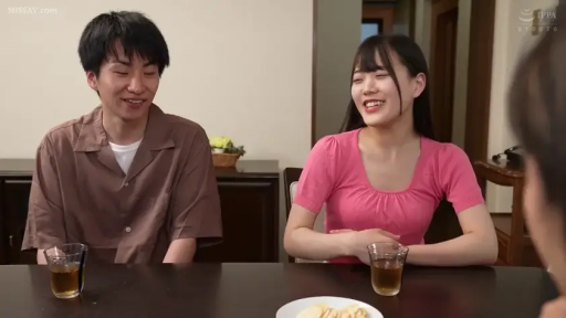 室内 · 坐姿 · 半身 · 交流 · 茶杯 · 笑容 · 休闲服 · 日系