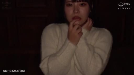 室内 · 坐姿 · 面部 · 迷离 · 白色毛衣 · 氛围 · 咬手指