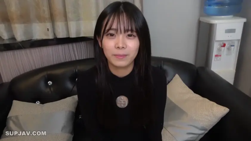 室内 · 交谈 · 站立 · 微笑 · 半身 · 剧情 · 房门 · 西装与针织衫