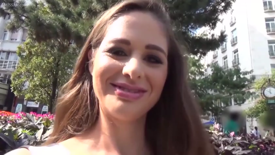 面部特写 · 站立姿势 · 生活化 · 微笑表情 · 户外广场 · 自拍行为 · 白色吊带上衣