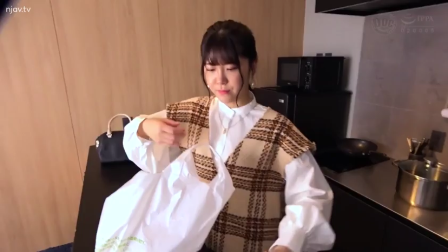 站立 · 中景 · 居家 · 厨房 · 平淡 · 整理物品 · 格纹背心 · 塑料袋